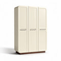 Kast van hoogglans kunststof met drie deuren en houten voet 180 x 90 x 45cm